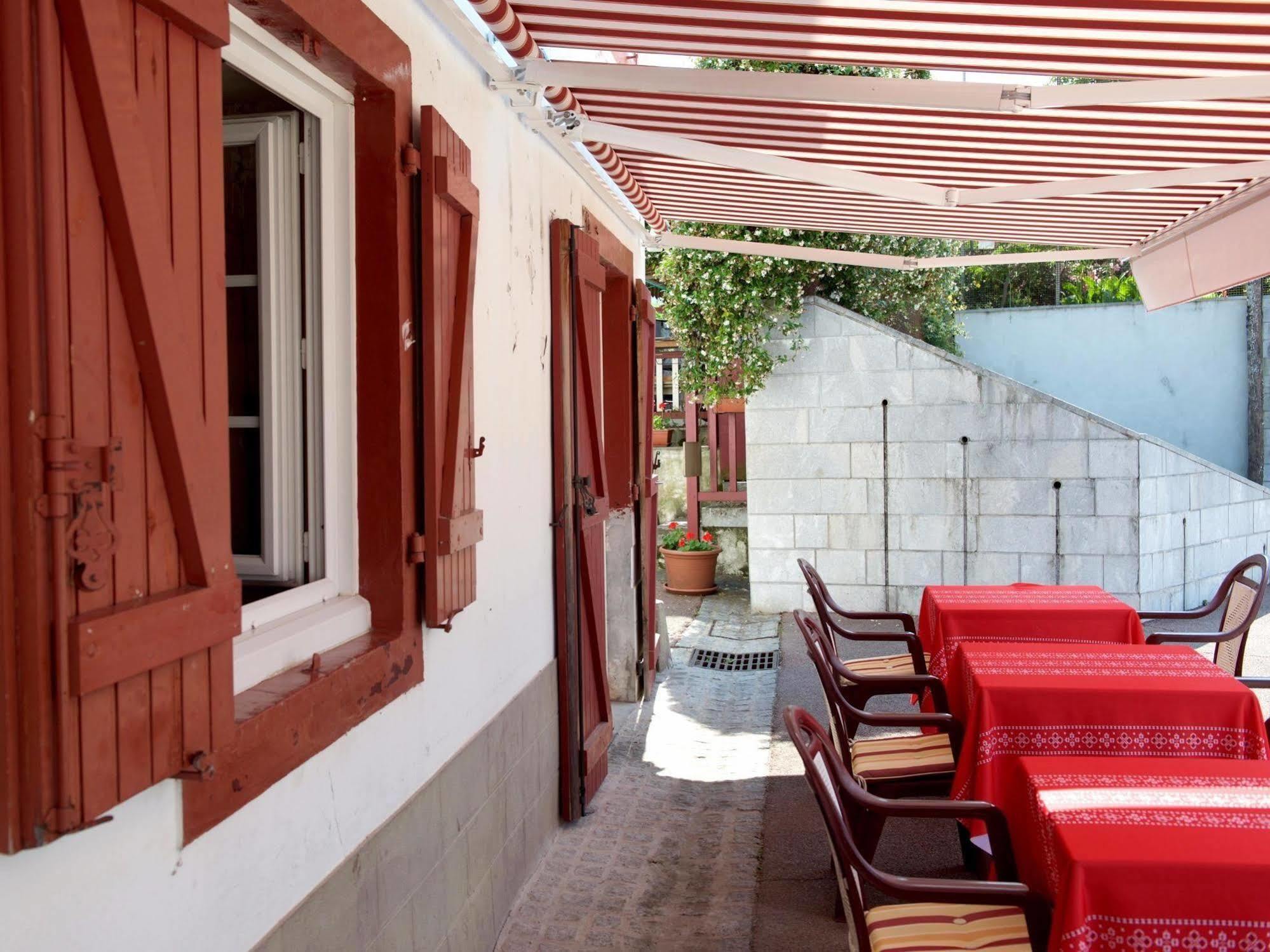 Auberge Chez Tante Ursule Cambo-les-Bains Exterior photo